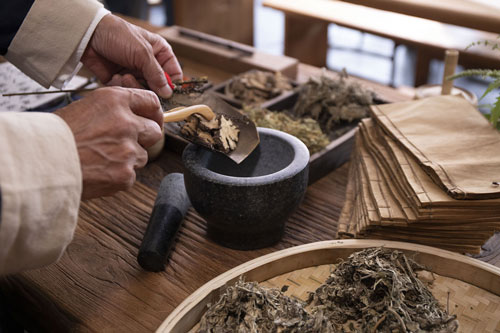 低头看手机等于脖子扛大米，低头党要注意了！